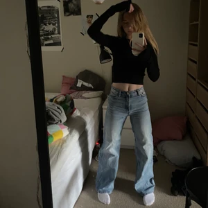 Monki jeans - Säljer mina monki jeans i modellen Yoko, storlek 24 i färgerna svart och blå. Mycket fint skick, inga tecken på användning alls. Båda för 250 å frakt, en för 150 å frakt. Köptes för 800kr sammanlagt 