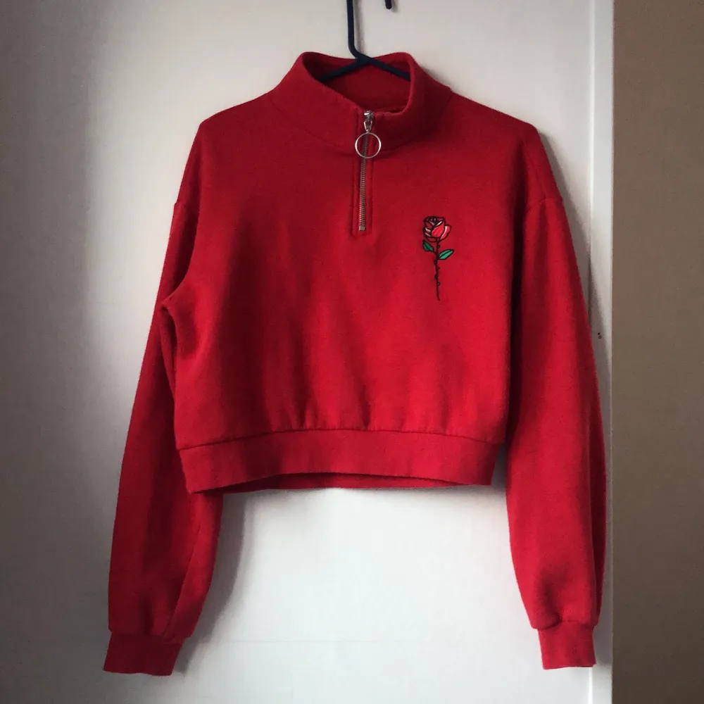 Röd croppad sweatshirt från H&M i strl S. Jättemysig men kommer inte till användning. 🌹. Tröjor & Koftor.