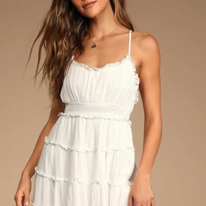 Summery Sweetness White Mini dress - Perfekta klänningen till studenten eller skolavslutningen. Endast testad och är därför i nyskick. Säljer pga det var fel storlek för mig. Köparen står för frakten.