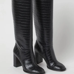 Höga stövlar klack  - Intressekoll på dess sjukt snygga stövlarna fårn hm som är helt slutsålda! Storlek 38 och aldrig använda!