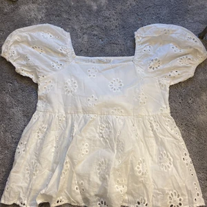 Sommar tröja  - En sommar tröja från SHEIN storlek 152 men kan passa xxs pris 40kr