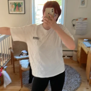 Suck-my tröja - En vit suck-my tröja med bild på baksidan. Bekväm och knappt använd i storlek Medium. Den är i bra skick utan några fläckar eller skador. Den kommer kosta 150 kr inkl frakt. Skriv för mer info/bilder.