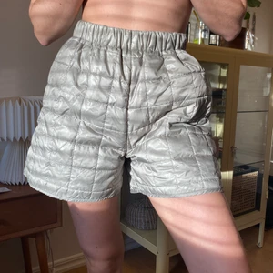 WEEKDAY puffer shorts - Aldrig använda. Beiga