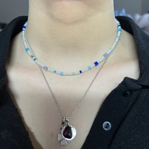 pärlhalsband  - Egengjort pärlhalsband av båda plast och glaspärlor! Finns en liten förlängningskedja på halsbandet, så det är ungefär 38-42cm långt! Frakten på 14kr ingår i priset💖