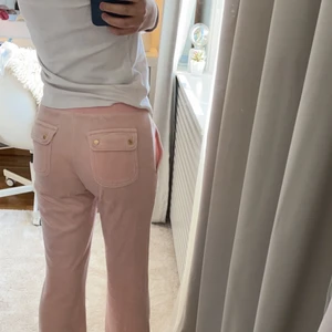 Juicy couture byxor  - Säljer mina juicy byxor för var lite stora på mig. Jätte fint skick och skriv för fler bilder. Ni kan också buda. Inte helt säker på att jag vill sälja men bara till ett bra pris.