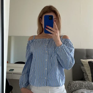 Sommrig blus - Snygg och gullig somrigblus från Ralph lauren💙 Använd 1 gång💞 Är i storlek 152/164 men passar en XS/S😊 Köparen står för frakten💞💞
