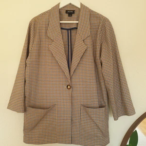 Rutig kavaj från Monki, stl M - Rutig kavaj från Monki, stl M. Använd men i fint skick. Frakt tillkommer.