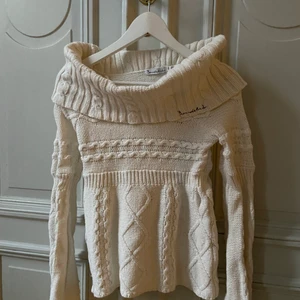 Beige/Vit Stickad Tröja - Jätte söt stickad tröja med fina detaljer. Nästan aldrig använd och i bra skick!🤍Skriv för fler bilder/info🤍🤍