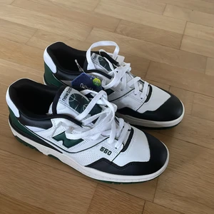 New Balance 550 - Säljer ett par New Balance 550 👟   Helt nya, endast testade Storlek eu42 Köpta från Vestiaire Collective  Köpare står för frakt 📦  Tveka inte att hmu om frågor osv✌️
