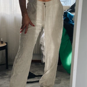 Linnebyxor  - Hej! Säljer dom här fina beiga linnebyxorna ifrån DICKIES. Utöver ett hål i högra fickan är skicket jättefint! 
