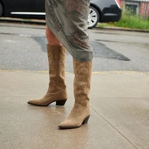 Cowboy boots - Nya cowboyboots köpta på zara för ett tag sedan, aldrig använda men köpta för 1295kr❣️ De ligger fortfarande kvar i lådan jag fick med! Vill sälja dem för 400 eller högsta bud!