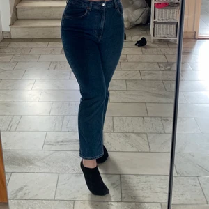 Blåa raka jeans - Raka blåa jeans, andvända en gång. Men kommer tyvärr aldrig till användning. Priset och frakten kan diskuteras. Tower size 29 length 32