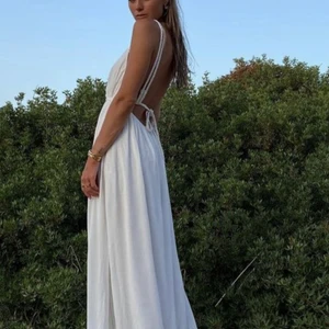 Hanna Schönberg X NAKD klänning - Säljer denna helt underbart fina klänningen från Hanna Schönbergs kollektion med NAKD, helt slutsåld och har aldrig använt den❤️Köp direkt för 550kr + frakt 