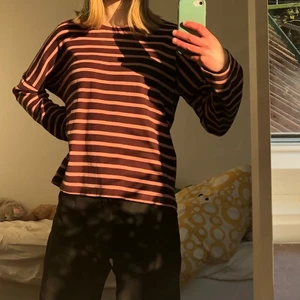 Monki tröja  - Fin tröja köpt på monki för något år sen, men i bra skick!! Storlek xxs men passar mig som är en s 🤸‍♀️ kan gå ner i pris vid snabb affär!!