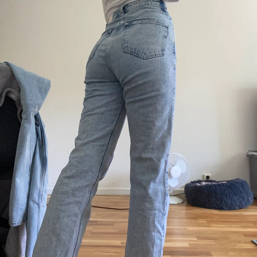 Säljer ett par weekday jeans i modellen Rowe. Jeansen är i fint skick och endast använda ett fåtal gånger. . Jeans & Byxor.