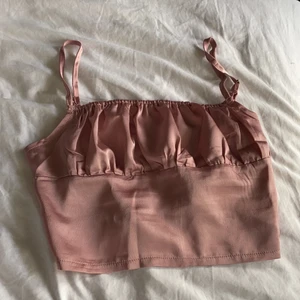 ✨söt rosa glansig topp✨(Strl S) - En jätte söt rosa glansig topp som jag säljer pga att den nt kommer t användning. Pris kan diskuteras. Köpare står för frakt✨🌸