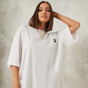 Säljer en i princip helt ny vit oversized t-shirt från Missguided och deras Playboy X Missguided kollektion. Storlek S så satt  oversized på mig som brukar ha XS. 🤎🤎 Kan både fraktas och mötas upp.