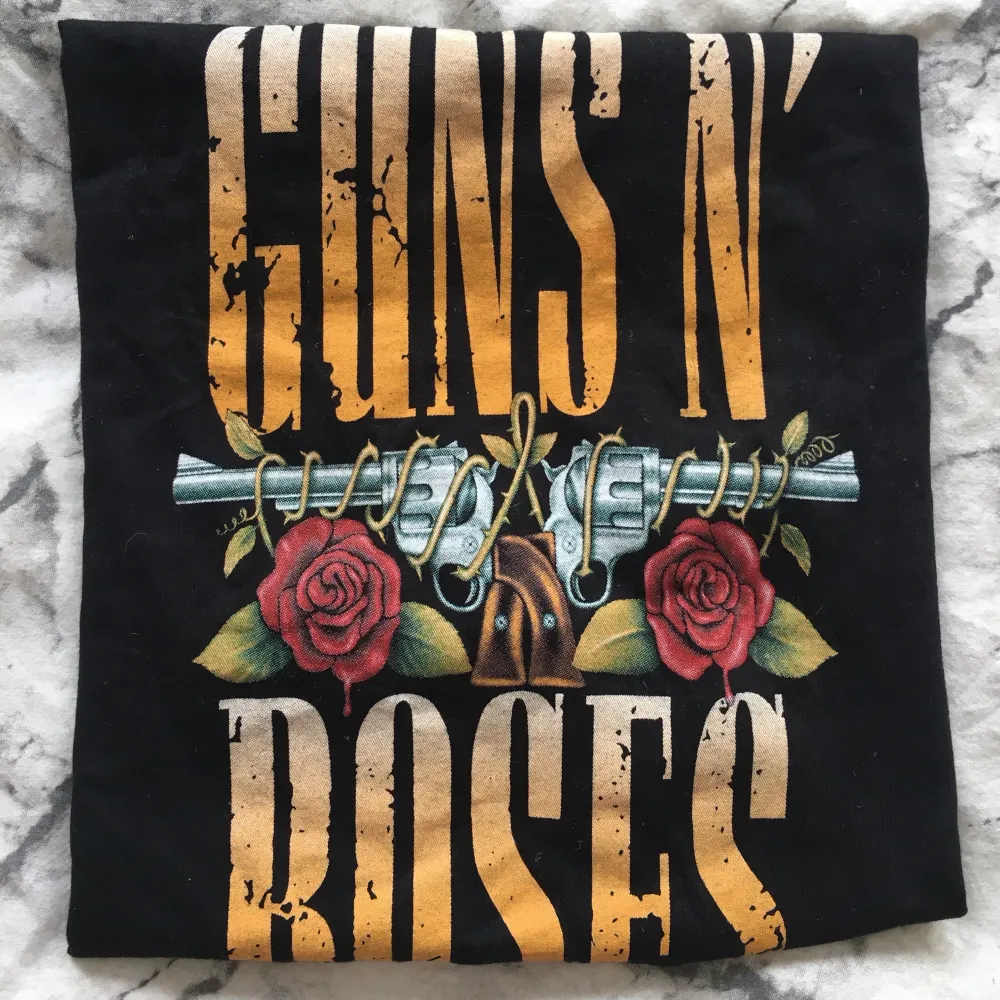 Guns N’ Roses tshirt, bra skick, använd någon enstaka gång. Tryck på baksidan.. T-shirts.