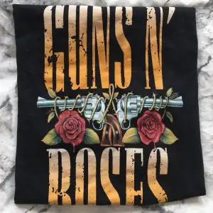 Guns N’ Roses tshirt, bra skick, använd någon enstaka gång. Tryck på baksidan.