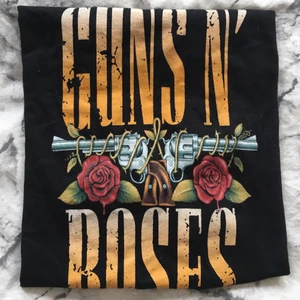 Guns N’ Roses - Guns N’ Roses tshirt, bra skick, använd någon enstaka gång. Tryck på baksidan.