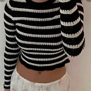Randig tröja  - Stickad/virkad tröja från zara. Storlek L men liten i storleken. Bara andvänd nån gång. Lånad bild! 