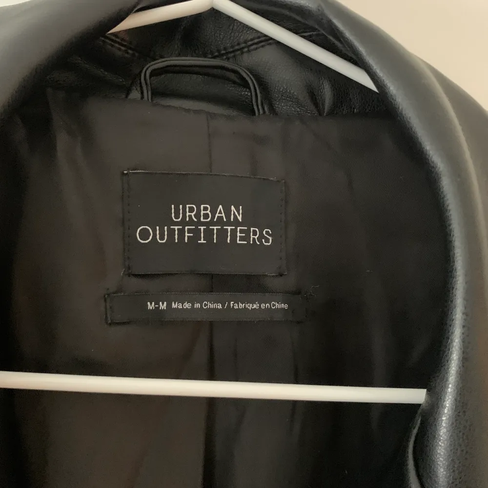 Säljer denna snygga oversized läder jackan ifrån Urban outfitters. Använd fåtal gånger. Perfekt inför hösten! Storlek M Köp direkt för 800 . Jackor.