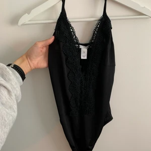 Fin svart body från NLY TREND - Väldigt snygg body som korsar i ryggen! Passar väldigt bra till fest! 