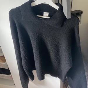 Stickad tröja  - Svart stickad ny tröja strl L men sitter fint på mig som har s. Skriv privat om ni är intresserade 