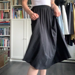 Svart plisetad kjol - Snygg och mycket sparsamt använd kjol! Pliserad och med resårband i midjan. Jag är 182 cm lång som referens🥰 totalpris ink frakt: 120kr😇