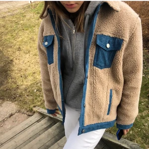 Teddy jacka  - Teddy jacka med as balla jeans detaljer