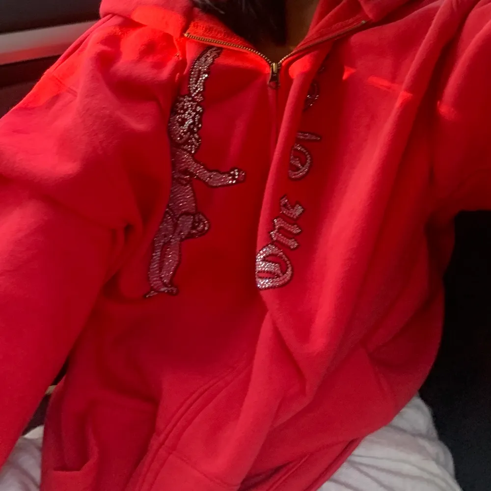 funderar på att sälja min fina one of one hoodie, köpt i Visby på pop up butiken.slutsåld, super skick inga stenar har lossnat💗 säljer ENDAST om jag får bra bud 💗 buda privat. Hoodies.