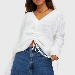 Stickad tröja  - Stickad tröja med ”drawstring” detalj på framsidan i storlek M. Säljs p.g.a att den inte kommer till användning, den är i nyskick. Tröjan säljs inte längre på hemsidan men köptes för 260kr och mitt pris är 100kr plus frakt som köparen står för😊