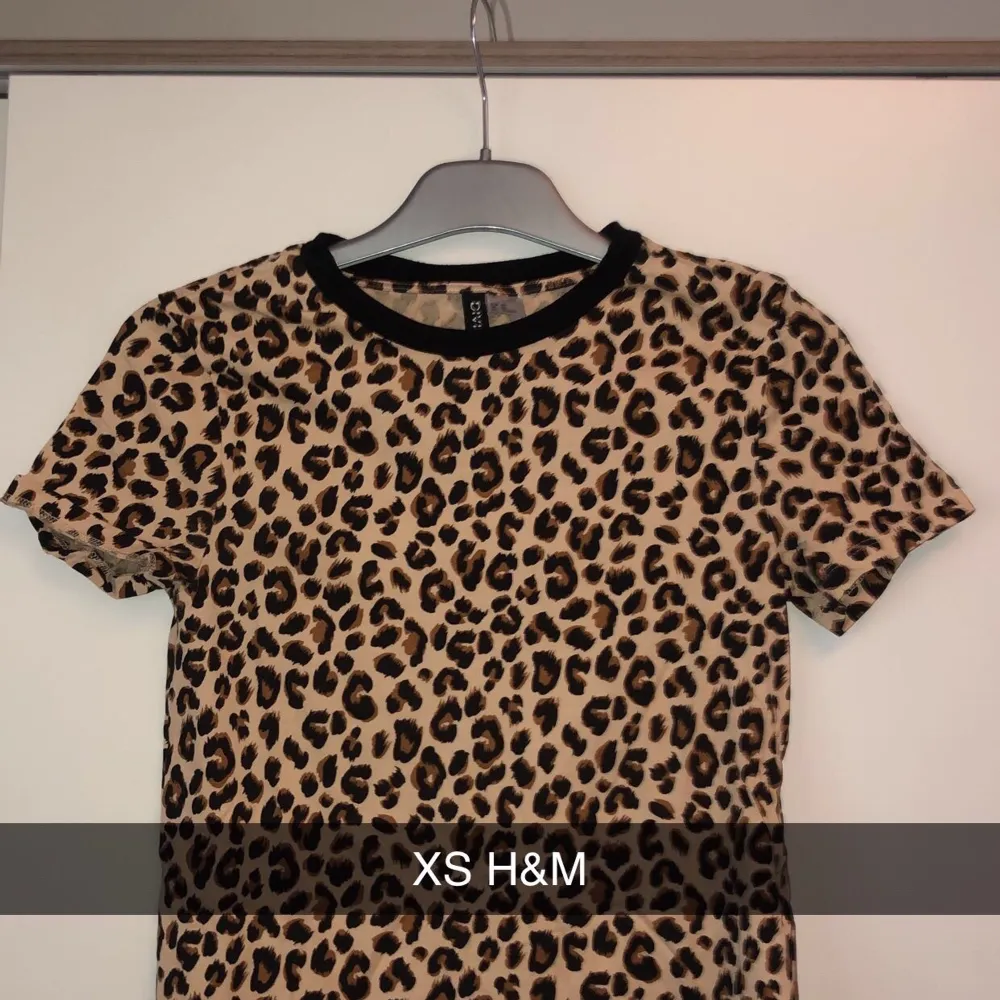 Säljer denna fina leopard tröja ifrån H&M. Superfin passform och lite kortare i längden 💕. Tröjor & Koftor.