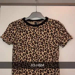 Säljer denna fina leopard tröja ifrån H&M. Superfin passform och lite kortare i längden 💕