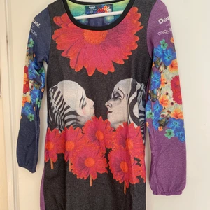 Desigual tröja - En tröja från Desigual som aldrig är använd. ”Storleken” är 13-14. Bra skick. 