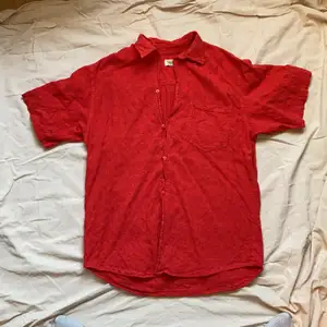Skejtig kortärmad skjorta, Storlek L-XL. Röd med lite struktur. 