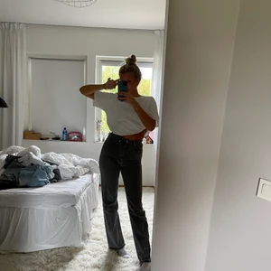 Jeans Weekday - Skitsnygga och bekväma jeans från Weekday!! Storlek 28/32 med nersprätta kanter!! 👌🏽👌🏽