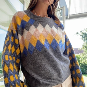 Stickad kofta🧶  - Super söt stickad kofta från zara! Syns inte så bra på bilden men det är super små insydda paljetter på det färgglada partiet :)💫⚡️  storlek L men passar även M 