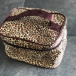 Leopard sminkbox smink box leopard 20 cm - Leopard sminkbox knappt använd 