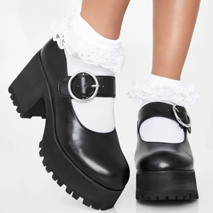 Mary Janes skor svarta - Köpte fel storlek| storlek: 35 jätte fina skor från dollskill. Mary janes aldrig använda