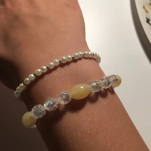 Två armband - Två armband med fina pärlor. Båda för 65kr!