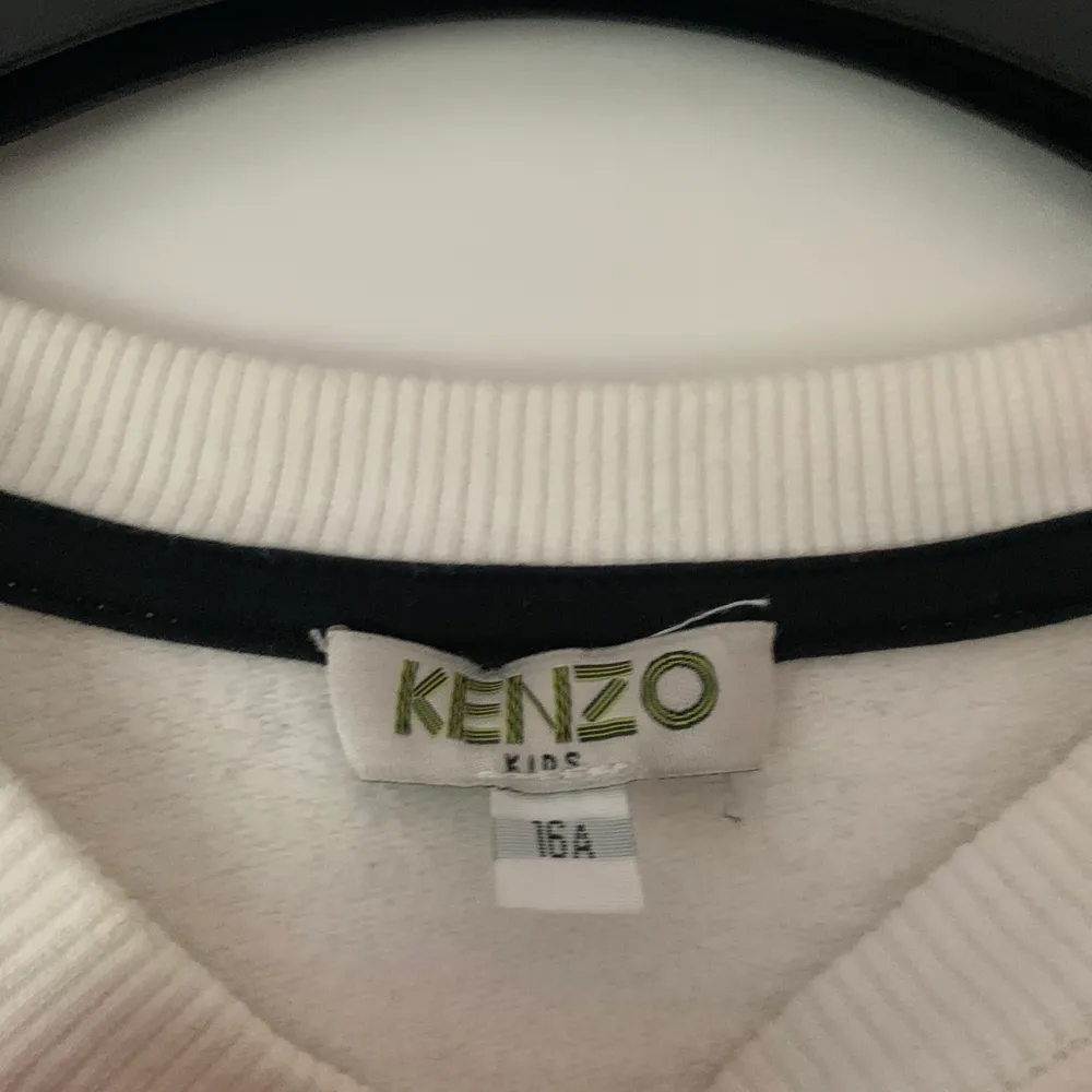 Säljer denna coola kenzo tröja. Använd 1 gång och säljs därför för 399kr. Nypris är ungefär 800kr. Storleken är 16 A och passar en xs/s. Köparen står för frakt♥️. Tröjor & Koftor.