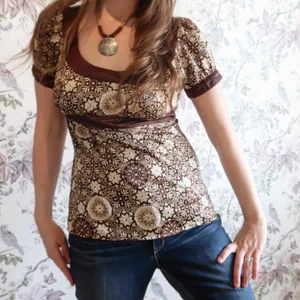 Brun tröja medium - Skick: Fin begagnad skick  Inga fel eller brister.  Storlek och passform:  Märkt som Medium(juniors usa storlek)   Model;  165 cm  75 cm midjan  95 cm stussvid  90 cm byst