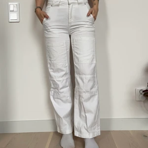 Skatebyxor W26 - Off white skatebyxor ifrån Urban Outfitters i strlk 26, bakfickor behövs strykas.