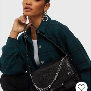 Nunoo honey new Zealand - Säljer denna Nunoo väska, den är helt oanvänd och fortfarande i sin förpackning. Säljer pga att jag redan har en likadan. Väldigt snygg och man får plats med mycket saker, hör av dig om du önskar fler bilder eller har frågor🖤 nypris: 1899kr