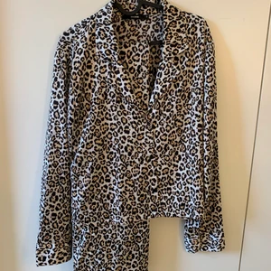 Leopard pyamas - Matchande byxor med en snygg skjorta i siden, det är i S och kommer ifrån BIKBOK