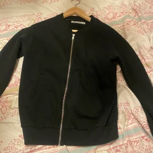 Vanlig svart tjocktröja - Bra skick storlek xs passar m ochså 