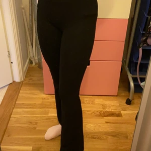 Ginatrikot tajtas  - Svarta utsvängda Gina tricot tajts i storlek xxs. Säljer pågrund av att dom har blivit för korta. Bra skick. 