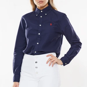 Tommy Hilfiger / Ralp lauren  - Säljer mina två skjortor som jag inte har någon användning utav längre. De är köpta på en butik som heter Pondus mellan 1000-1200kr En utav skjortorna är en ljusblå Tommy Hilfiger i storlek 36 (Damstorlek) &  andra är en mörkblå Ralph Luren i storlek 36 också. 250kr styck 