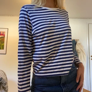 Mörkblå randig tröja🎸🎸 - Säljer denna mörkblå randiga tröja ifrån monki i strl S då jag redan har många liknande!!💗💗💗